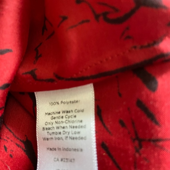 Women’s Talbots red and black sleeveless size large blouse - Picture 5 of 5
